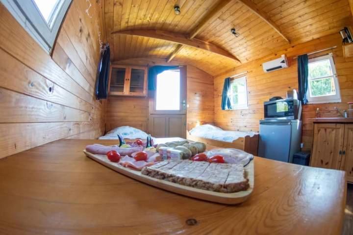 Вилла Roulotte Et Jacuzzi De Rachel Au Domaine Du Reuze Winnezeele Экстерьер фото